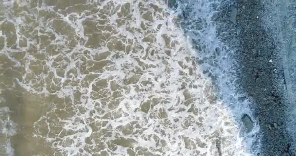 O mar escuro ou o oceano. Ondas, surf no mar . — Vídeo de Stock