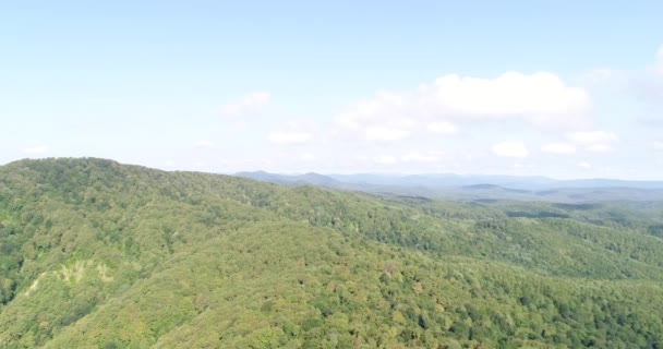 Вид з повітря - зелені пагорби, гори, небо і хмари. Природа і подорожі . — стокове відео