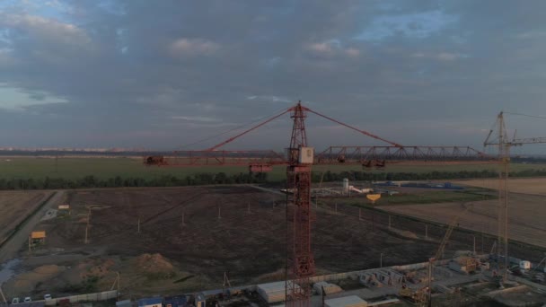 Vue aérienne - grue de construction industrielle sur le terrain . — Video