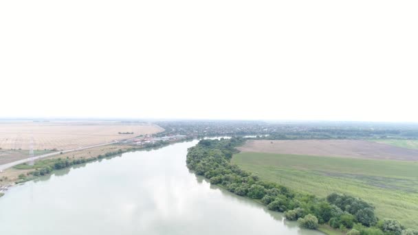 空中写真は、幅の広い川。ロシア、クバン川. — ストック動画