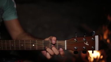 Arka plan ateş gitar.