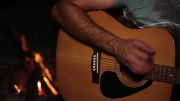 Gitarre auf dem Hintergrund des Feuers. — Stockvideo