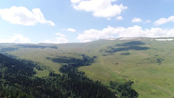 Aéreo: belo panorama - o vale verde, as colinas do céu azul e nuvens . — Vídeo de Stock