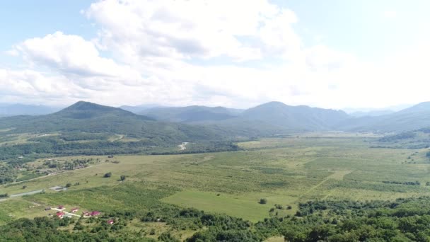 绿色谷和山的空中美丽的全景 — 图库视频影像