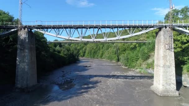 Аэрофотосъемка, мост через реку . — стоковое видео