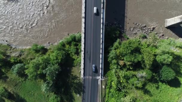 Pemandangan udara: jembatan dan sungai, mobil mengemudi di sepanjang jalan . — Stok Video