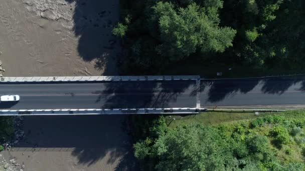 Vista aérea: puente y río, autopista . — Vídeos de Stock