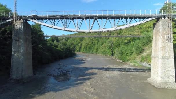 Řeka a starý most s kamennými pilíři. — Stock video