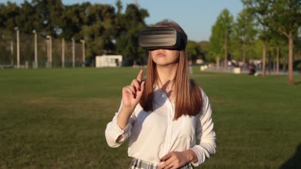 Jovem em óculos de realidade virtual no parque . — Vídeo de Stock