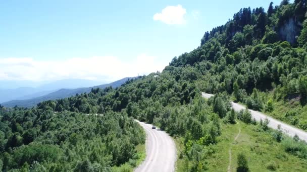 Vista aérea, carretera de montaña. Viajes, coche y bosque verde . — Vídeo de stock