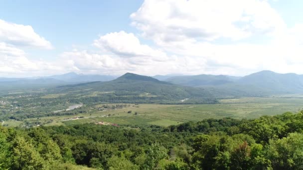 Vista aérea - belo vale verde, rio, montanhas e aldeia . — Vídeo de Stock