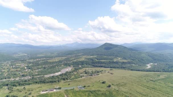 Vista aérea - belo vale verde, montanhas, rio e aldeia . — Vídeo de Stock