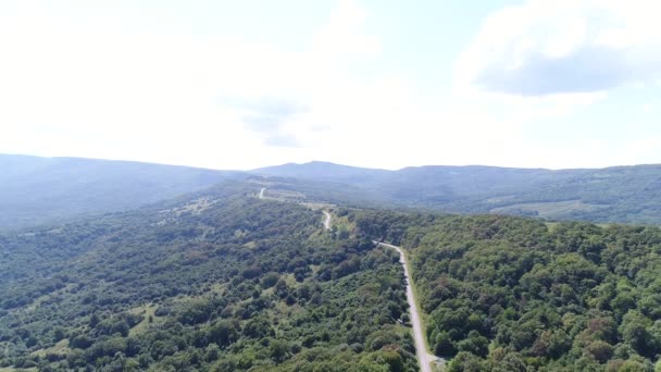 Flygfoto Bergsväg Motorväg Bil Och Grön Skog — Stockvideo