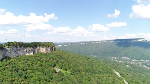 Luftaufnahme - Bergplateau und grüner Wald. Mobilfunkmast und Bergstraße. — Stockvideo