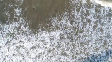 Havadan görünümü, karanlık dalgalar ve kirli deniz. Ağır çekim.