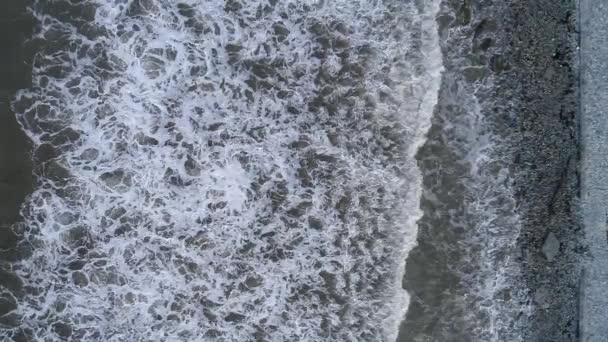 Вид з повітря, темні хвилі і морський берег. Повільний рух . — стокове відео