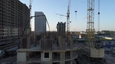 Bina inşaat altında ve vinçler bina.