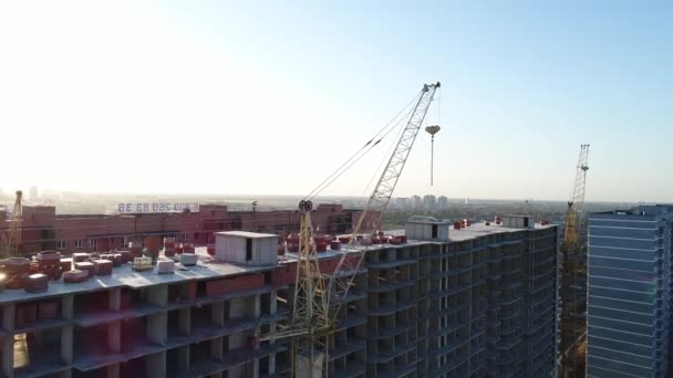 Fotografia aérea: construção, edifícios e guindastes de construção . — Vídeo de Stock