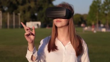 Gözlük Genç bir kadın eliyle gesticulates. VR gözlük.