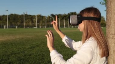 VR gözlük ve güzel bir genç kadın