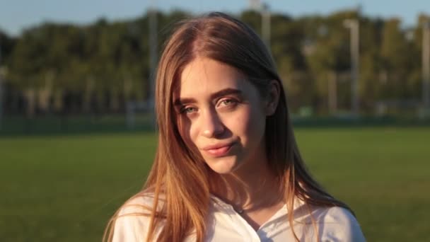 Πορτρέτο του μια όμορφη κοπέλα στο πάρκο. — Stockvideo