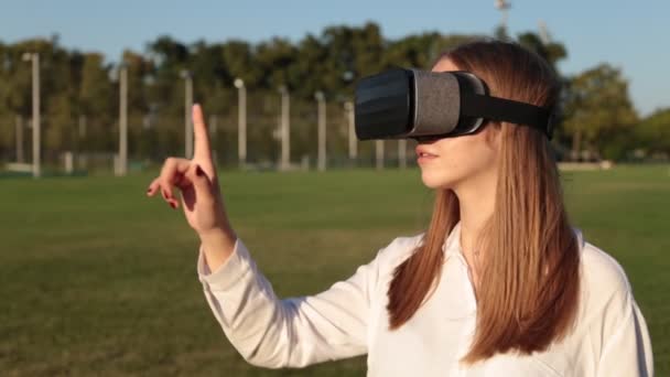 Gafas VR. Una mujer en gafas de realidad virtual sobre la naturaleza . — Vídeo de stock