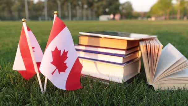 Bandera canadiense y libros sobre la hierba. Educación en Canadá . — Vídeos de Stock