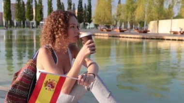 Genç kadın bir İspanyol bayrağı ile.