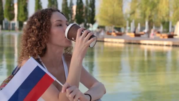 ロシアの旗を持つ若い女性. — ストック動画