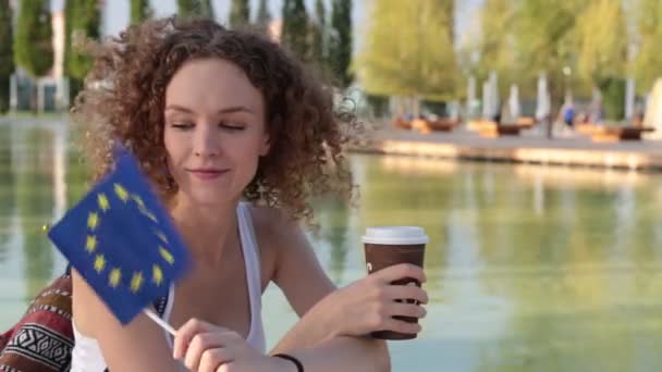 Jovem com a bandeira europeia . — Vídeo de Stock