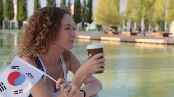 Jeune femme avec drapeau sud-coréen . — Video