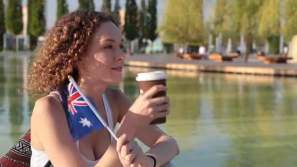 Wanita muda dengan bendera Australia . — Stok Video