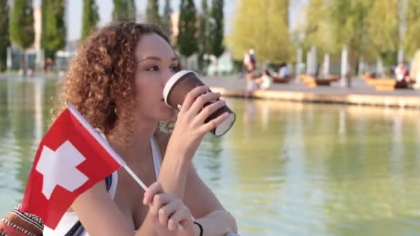 スイス連邦共和国の国旗を持つ若い女性. — ストック動画
