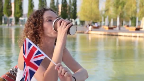 Ung kvinna med flaggan i England, Storbritannien. — Stockvideo