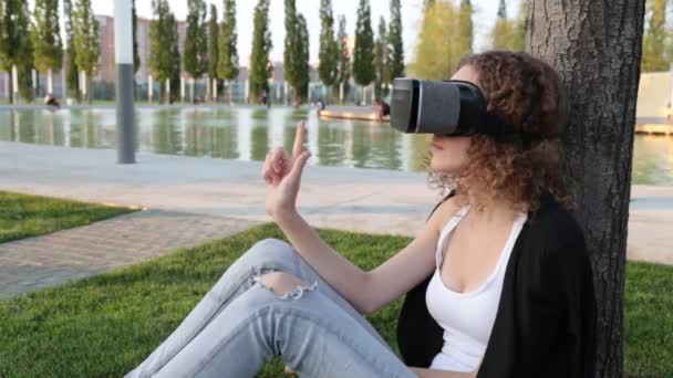 Молодая современная женщина в очках VR . — стоковое видео