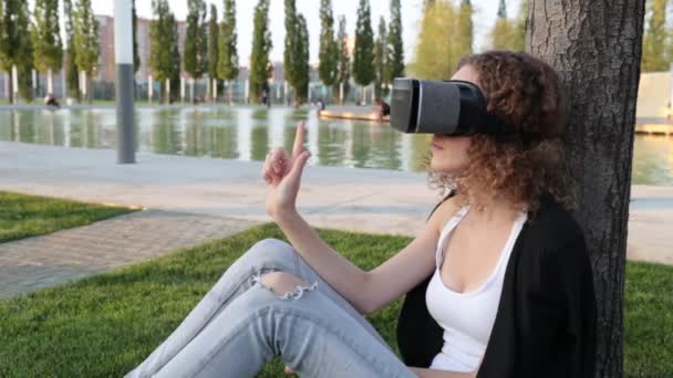 Giovane donna moderna in VR occhiali . — Video Stock