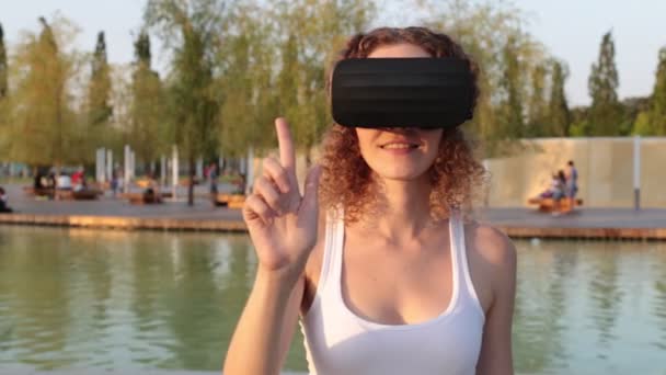 Молодая современная женщина в очках VR делает жесты руками . — стоковое видео