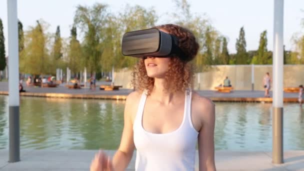 Óculos de realidade virtual, vr e mulher no parque . — Vídeo de Stock