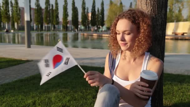 Mulher bonita em um parque com a bandeira da Coreia do Sul . — Vídeo de Stock