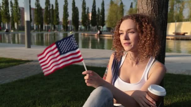 Hermosa turista femenina con bandera de EE.UU. . — Vídeo de stock