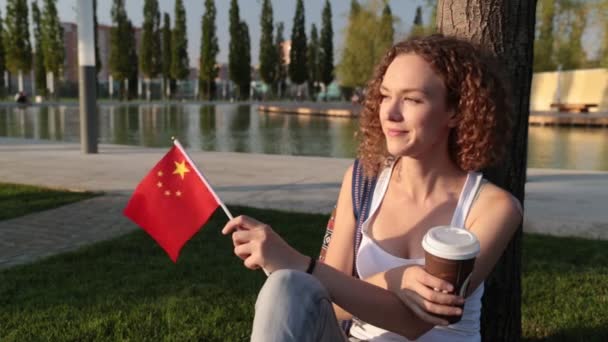 Vacker kvinnlig turist med flaggan i Kina. — Stockvideo