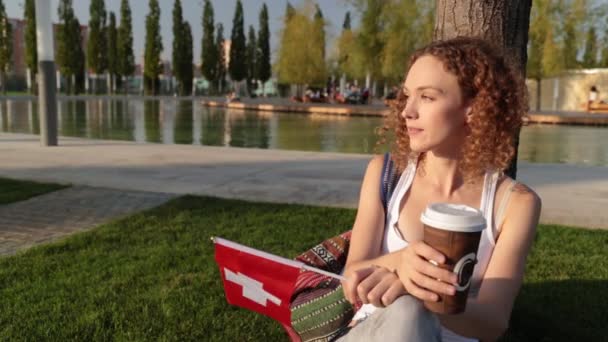 Hermosa turista femenina con la bandera de Suiza . — Vídeos de Stock