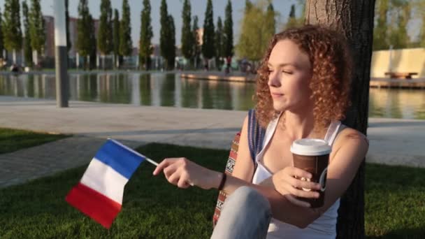 Hermosa turista femenina con la bandera de Francia . — Vídeos de Stock