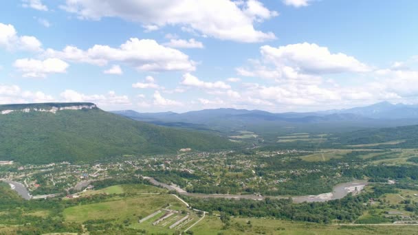 Aérea - hermosa naturaleza, valle verde, río y granja . — Vídeo de stock