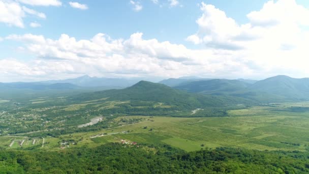 Belle nature, vallée verdoyante, rivière et ferme . — Video