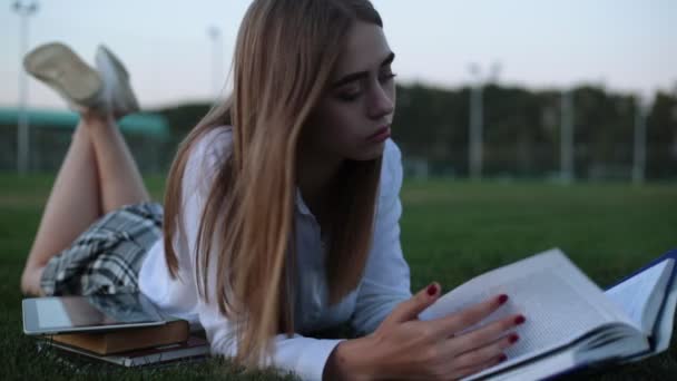 공원에서 소녀 학생 독서 책. — 비디오