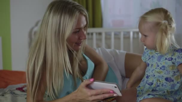 Γυναίκα και παιδί με το smartphone στο σπίτι. — Αρχείο Βίντεο