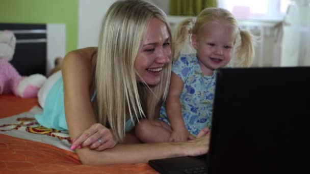 Woman and child with laptop. — Stock Video