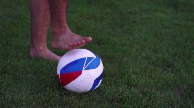 Mens bacaklar ve futbol topu, yakın çekim.