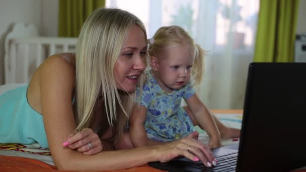 Woman and child with laptop at home. — Stock Video